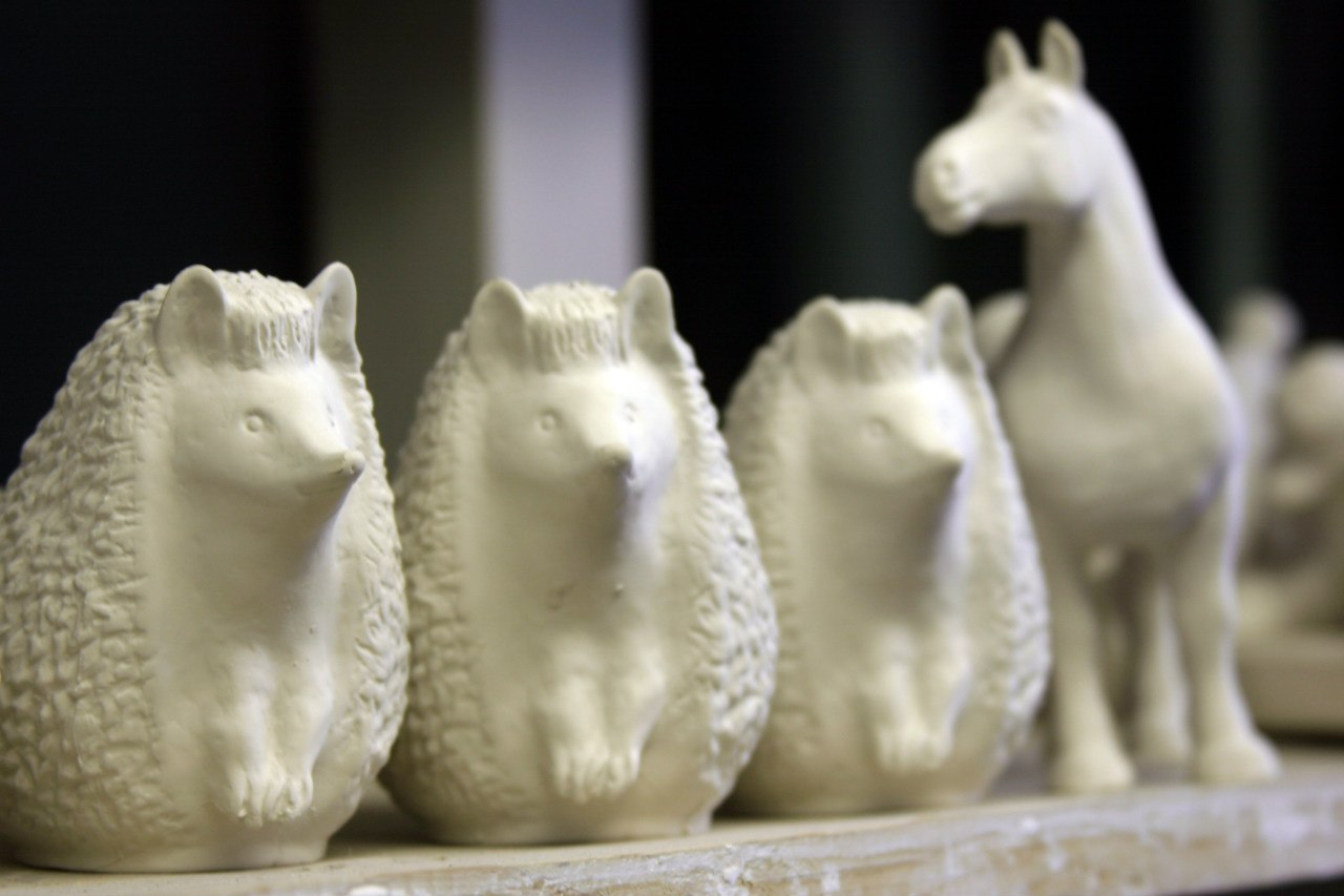 Animal sculpture is made of "soft" porcelain, kilned at temperatures up to 1280°C/2336 F°. It consists of the same components but with higher content of feldspar.